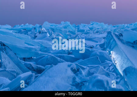 Les buttes du Lac Baïkal bleu au coucher du soleil sur fond de ciel rose Banque D'Images