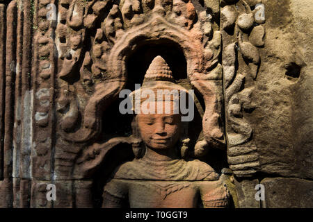 Une sculpture en grès khmère, brillants dans le soleil couchant à Angkor à Siem Reap, Cambodge. À Ta Som. Banque D'Images