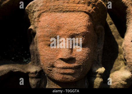 Une sculpture en grès khmère, brillants dans le soleil couchant à Angkor à Siem Reap, Cambodge. À Ta Som. Banque D'Images