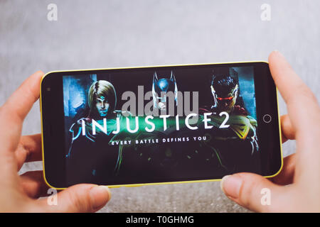 L'Ukraine, Berdyansk - mars 4, 2019 : un smartphone avec l'Injustice 2 jeu sur écran d'affichage. Banque D'Images