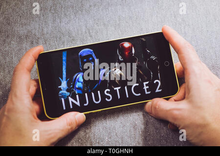 L'Ukraine, Berdyansk - mars 4, 2019 : un smartphone avec l'Injustice 2 jeu sur écran d'affichage. Banque D'Images