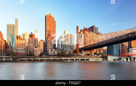 Ed Koch Queensboro Bridge à partir de Manhattan. Il est également connu sous le nom de la 59ème Street Bridge car il est situé entre les 59e et 60e Rues. Banque D'Images