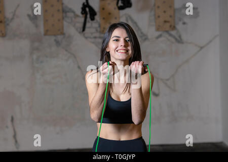 Fille sautant à la corde dans la salle de sport Banque D'Images