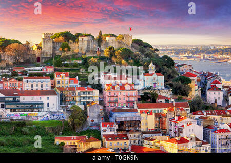 Lisbonne, Portugal skyline avec Château Sao Jorge Banque D'Images