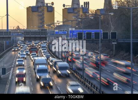 Trafic fluide visqueux, ville autoroute A 100, village Wilmers, Berlin, Allemagne, Zähfliessender Verkehr, Stadtautobahn A 100, Wilmersdorf, Deutschland Banque D'Images