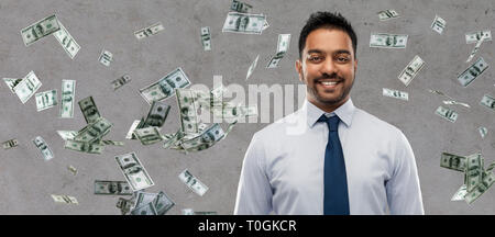 Homme d'affaires indien plus de pluie d'argent Banque D'Images