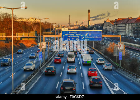 Trafic fluide visqueux, ville autoroute A 100, village Wilmers, Berlin, Allemagne, Zähfliessender Verkehr, Stadtautobahn A 100, Wilmersdorf, Deutschland Banque D'Images