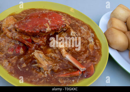 Le crabe est un piment et populaires locales épicées aliments vendus dans les restaurants de fruits de mer à Singapour Banque D'Images