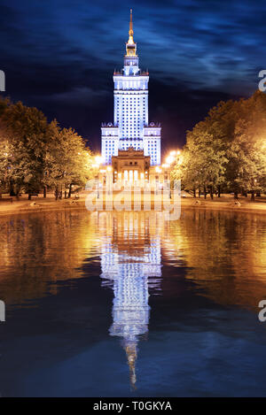 Palais de la Culture et de la science à Varsovie, Pologne la nuit. Banque D'Images