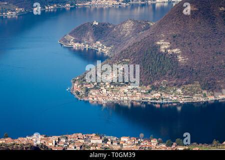 Le lac d'Iseo avec le village d'Iseo et Peschiera Maraglio sur l'île de Monte Isola, Lombardie, Italie Banque D'Images