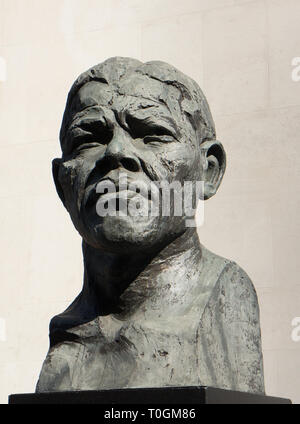 Buste en bronze de Nelson Mandela par Ian Walters en dehors de la Royal Fewstival Hall, South Bank, Londres Banque D'Images