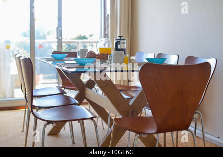 Le petit-déjeuner composé de croissants, jus d'orange et café dans une cuisine-séjour Banque D'Images