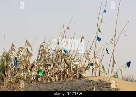 Drapeaux votifs-enterrement monticule-imam zone mazar ou mausolée de l'Asim-Désert de Taklakan. Hogan-Xingjiang-Chine-0044 Banque D'Images