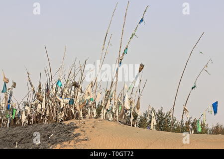 Drapeaux votifs-enterrement monticule-imam zone mazar ou mausolée de l'Asim-Désert de Taklakan. Hogan-Xingjiang-Chine-0045 Banque D'Images