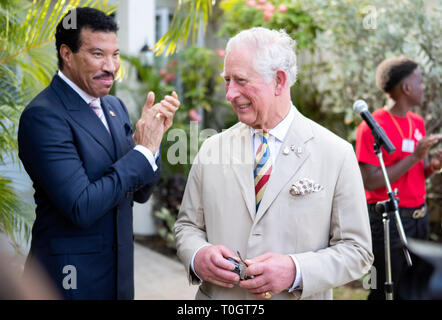 Le Prince de Galles réunion singer Lionel Richie au Prince's Trust International Réception à l'Hôtel Coral Reef Club, Folkestone, à la Barbade, il continue sa tournée des Caraïbes. Banque D'Images