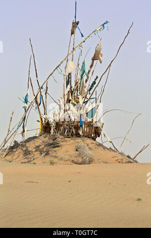 Drapeaux votifs-enterrement monticule-imam zone mazar ou mausolée de l'Asim-Désert de Taklakan. Hogan-Xingjiang-Chine-0047 Banque D'Images