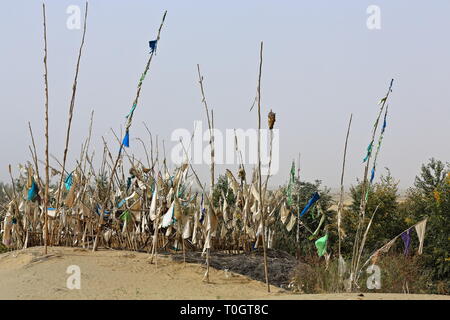 Drapeaux votifs-enterrement monticule-imam zone mazar ou mausolée de l'Asim-Désert de Taklakan. Hogan-Xingjiang-Chine-0052 Banque D'Images