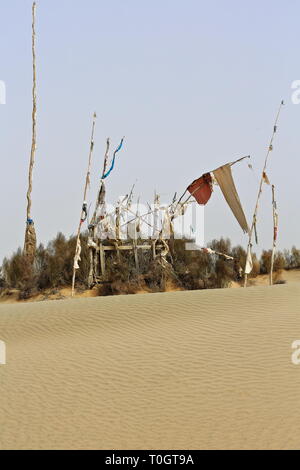 Drapeaux votifs-enterrement monticule-imam zone mazar ou mausolée de l'Asim-Désert de Taklakan. Hogan-Xingjiang-Chine-0054 Banque D'Images