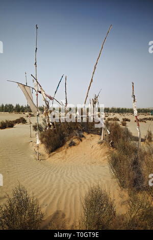 Drapeaux votifs-enterrement monticule-imam zone mazar ou mausolée de l'Asim-Désert de Taklakan. Hogan-Xingjiang-Chine-0055 Banque D'Images