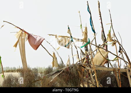 Drapeaux votifs-enterrement monticule-imam zone mazar ou mausolée de l'Asim-Désert de Taklakan. Hogan-Xingjiang-Chine-0056 Banque D'Images