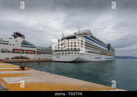 Corfou GRÈCE - 23 octobre 2018 : les grands navires de croisière amarré à la jetée, en attente de l'ancre Banque D'Images