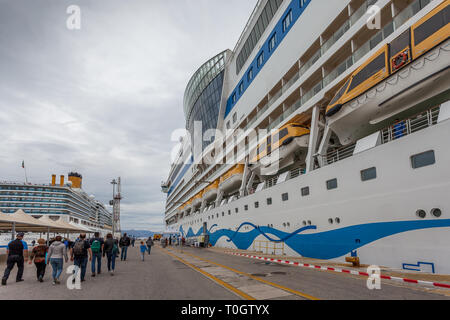 Corfou GRÈCE - 23 octobre 2018 : Les passagers qui voyagent à l'arraisonnement de navires de croisières de grande Banque D'Images