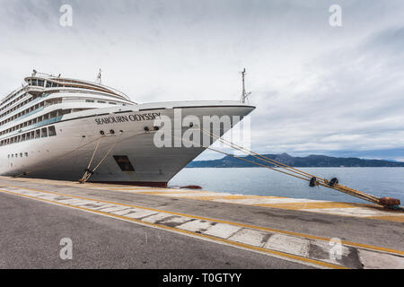 Corfou GRÈCE - 23 octobre 2018 : grand bateau de croisière Seabourn Odyssey amarré à la jetée, en attente de l'ancre Banque D'Images