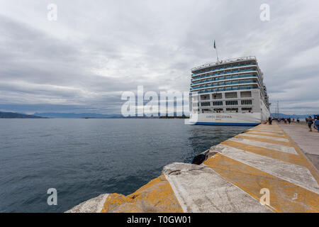 Corfou GRÈCE - 23 octobre 2018 : Les passagers qui voyagent à l'embarquement de grand navire de croisière Costa Deliziosa Banque D'Images