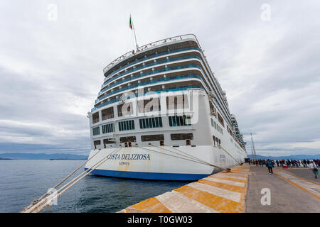 Corfou GRÈCE - 23 octobre 2018 : Les passagers qui voyagent à l'embarquement de grand navire de croisière Costa Deliziosa Banque D'Images