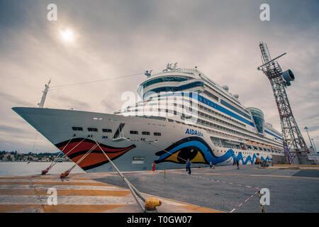 Corfou GRÈCE - 23 octobre 2018 : grand bateau de croisière Aida Blu amarré à la jetée, en attente de l'ancre Banque D'Images