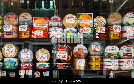 Une sélection de poissons en conserve de qualité sur l'affichage dans une vitrine de Séville Banque D'Images