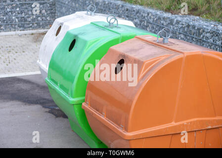 Trois grands conteneurs de différentes couleurs pour collecter les déchets recyclables Banque D'Images