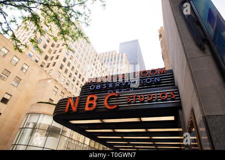 Le signe pour le Rainbow Room et le pont d'observation à NBC Studios de New York City, USA. Banque D'Images