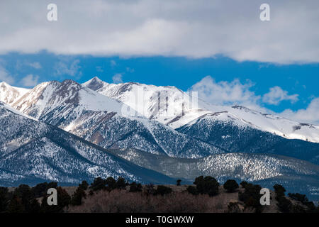 Sawatch Range couverts de neige ; Collegiate Peaks ; Rocheuses vu de l'Arkansas River Valley, Colorado, USA Banque D'Images