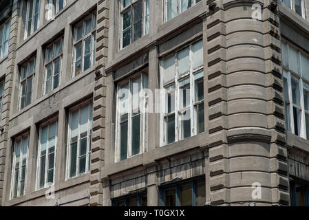 Le vieux Montréal, Québec, Canada. Fenêtres en bois avec de la peinture blanche sur un bâtiment en pierre sur Saint Paul Street East. Banque D'Images