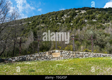 C'est une capture d'un paysage au Liban avec un beau vert des arbres et belles ciel bleu avec quelques nuages qui font de belles textures Banque D'Images