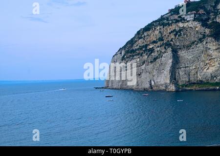 Voir de plus près à la baie en Meta Sorrento Italie tout au fond l'île ofCapri Banque D'Images