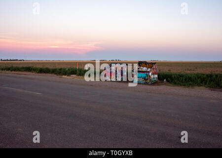 Un rare jour où les voitures à Cadillac Ranch sont submergés dans l'eau. Il apporte une toute nouvelle perspective à l'emblématique place sur la Route 66 au Texas ! Banque D'Images