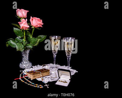 Vignette de mariage avec Bible, bagues et Champagne Banque D'Images