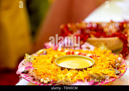 Le curcuma Haldi traditionnels conservés sur une plaque fleur pour l'Hindu cérémonie de mariage Banque D'Images