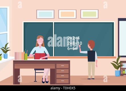 Femme teacher sitting at desk écolier résoudre problème de mathématiques sur tableau durant la leçon l'éducation scolaire et un concept complet de l'intérieur en classe Illustration de Vecteur