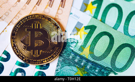 Plus de bitcoin or euro argent. Cryptocurrency Bitcoin. Devise Crypto concept. Avec Bitcoin l'introduction des billets. Les Bitcoins empilés sur les billets en euros. Banque D'Images