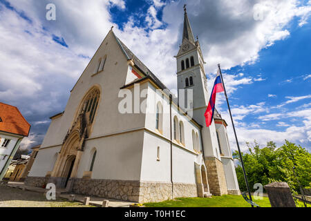 Le village pittoresque de Saint Martin's Parish Church sur la colline par le lac de Bled en Slovénie. L'église St Martin sur les rives du lac de Bled, Slovénie Banque D'Images