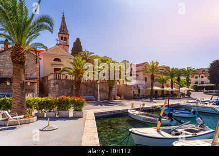 Bateaux de pêche de Splitska village avec beau port, île de Brac, Croatie. Village de Splitska sur l'île de Brac vue front de mer, la Dalmatie, Croatie, Croa Banque D'Images