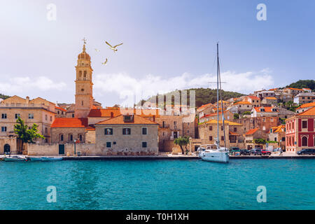 Panorama de la ville pittoresque Sutivan en Croatie, l'île de Brac, l'Europe. La ville de Supetar avec panorama méditerranéen seagull's survolant la ville. La Croatie Banque D'Images