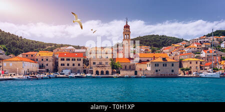 Panorama de la ville pittoresque Sutivan en Croatie, l'île de Brac, l'Europe. La ville de Supetar avec panorama méditerranéen seagull's survolant la ville. La Croatie Banque D'Images