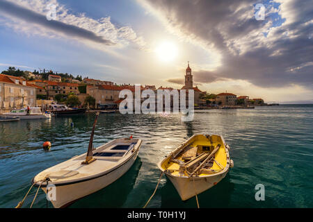 Bateau de pêche dans le port d'ancrage belle Sutivan, île de Brac, Croatie. Milna sur l'île de Brac en Croatie. Faites de calcaire blanc bien connu. Wifi Port Banque D'Images