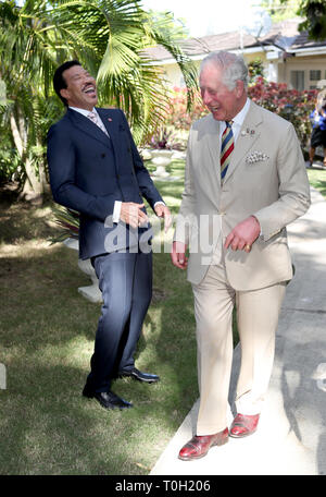 Le Prince de Galles réunion singer Lionel Richie au Prince's Trust International Réception à l'Hôtel Coral Reef Club, Folkestone, à la Barbade, il continue sa tournée des Caraïbes. Banque D'Images