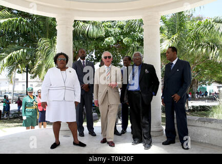 Le Prince de Galles lors de sa visite à l'Nidhe Israel synagogue, Bridgetown, Barbade , où il a dévoilé une plaque et j'ai vu le Mikvah, un bain rituel juif, alors qu'il continue sa tournée dans les Caraïbes. Banque D'Images