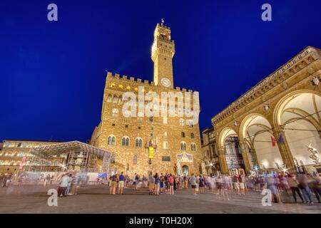 Florence, Italie - 26 juin 2018 : vue sur le Palazzo Vecchio sur la Piazza della Signoria avec beaucoup de visiteurs à Florence. Banque D'Images